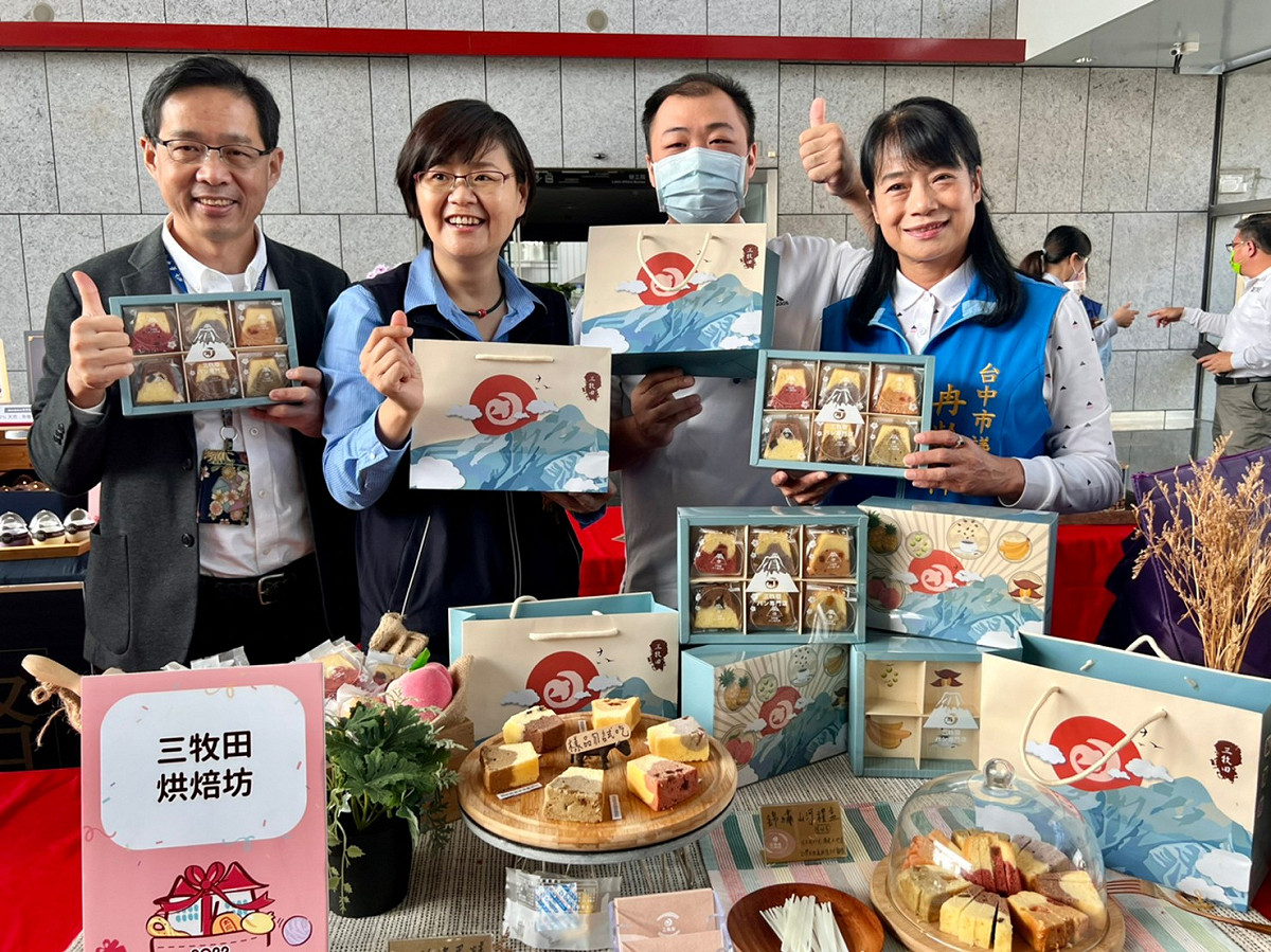 人選店家設攤位爭取曝光，希望能人選十大伴手禮。 圖：台中市政府提供