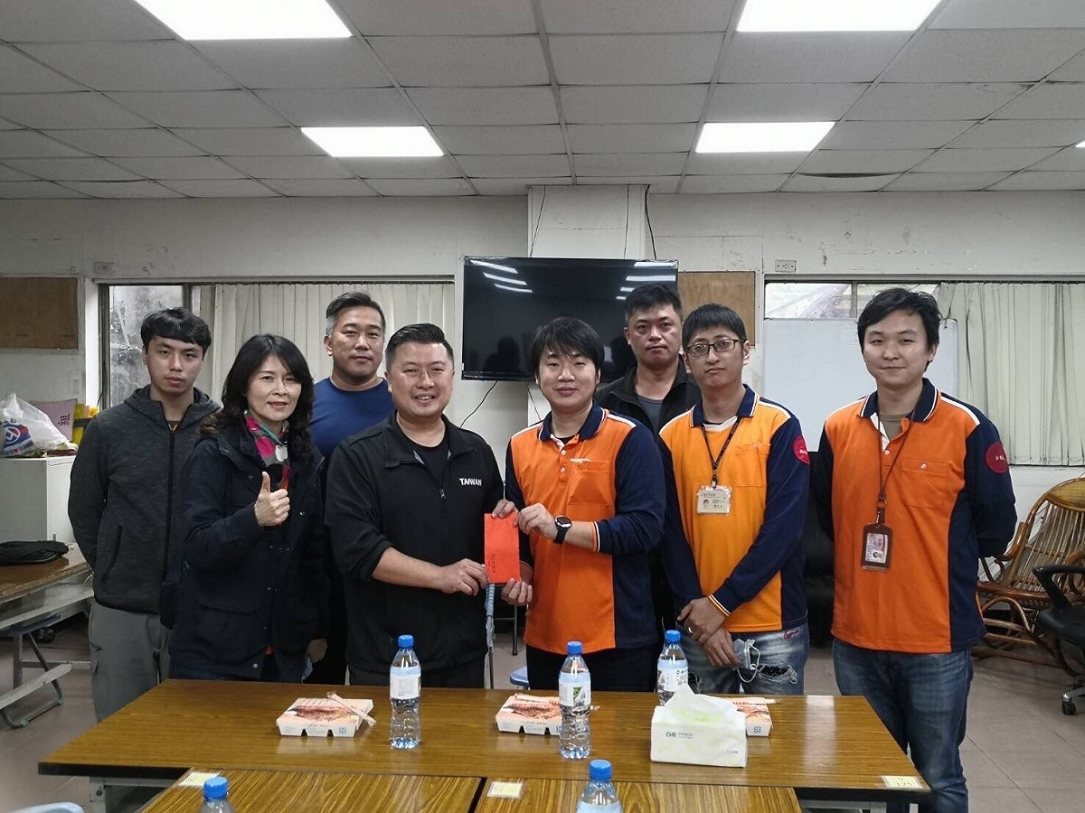 新北市議員張志豪（前左二）赴中和清潔隊慰勞，致贈加菜金。