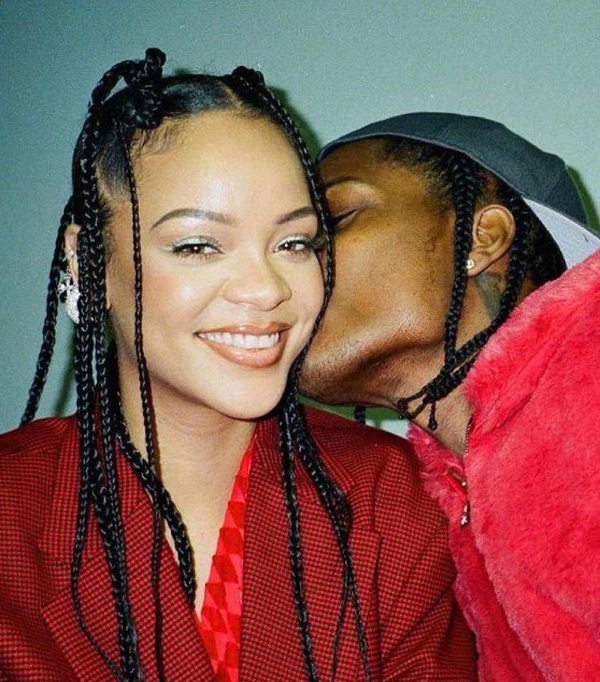 蕾哈娜今年5月公開認愛饒舌歌手A$AP Rocky，如今傳出懷孕的好消息。 圖：翻攝自推特/PRADAXBBY