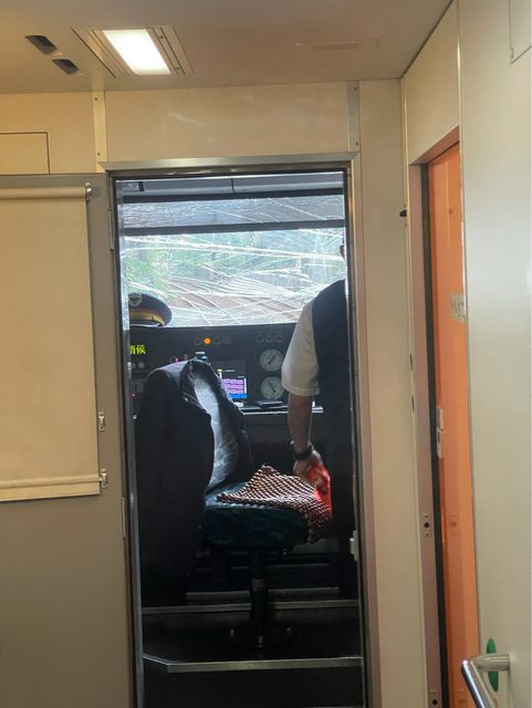 台鐵207次太魯閣號遭鋼軌樁撞擊，車頭玻璃碎裂。 圖：翻攝自PTT