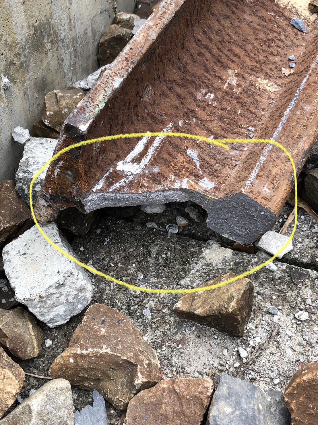鋼軌樁不慎斷裂掉落敲擊至207次太魯閣號車頭，造成車窗玻璃破裂。 圖：交通部台鐵局／提供