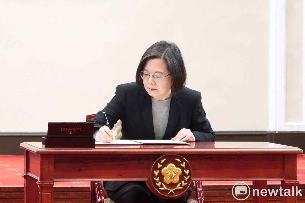 總統蔡英文簽署跟騷法。 圖：林朝億/攝