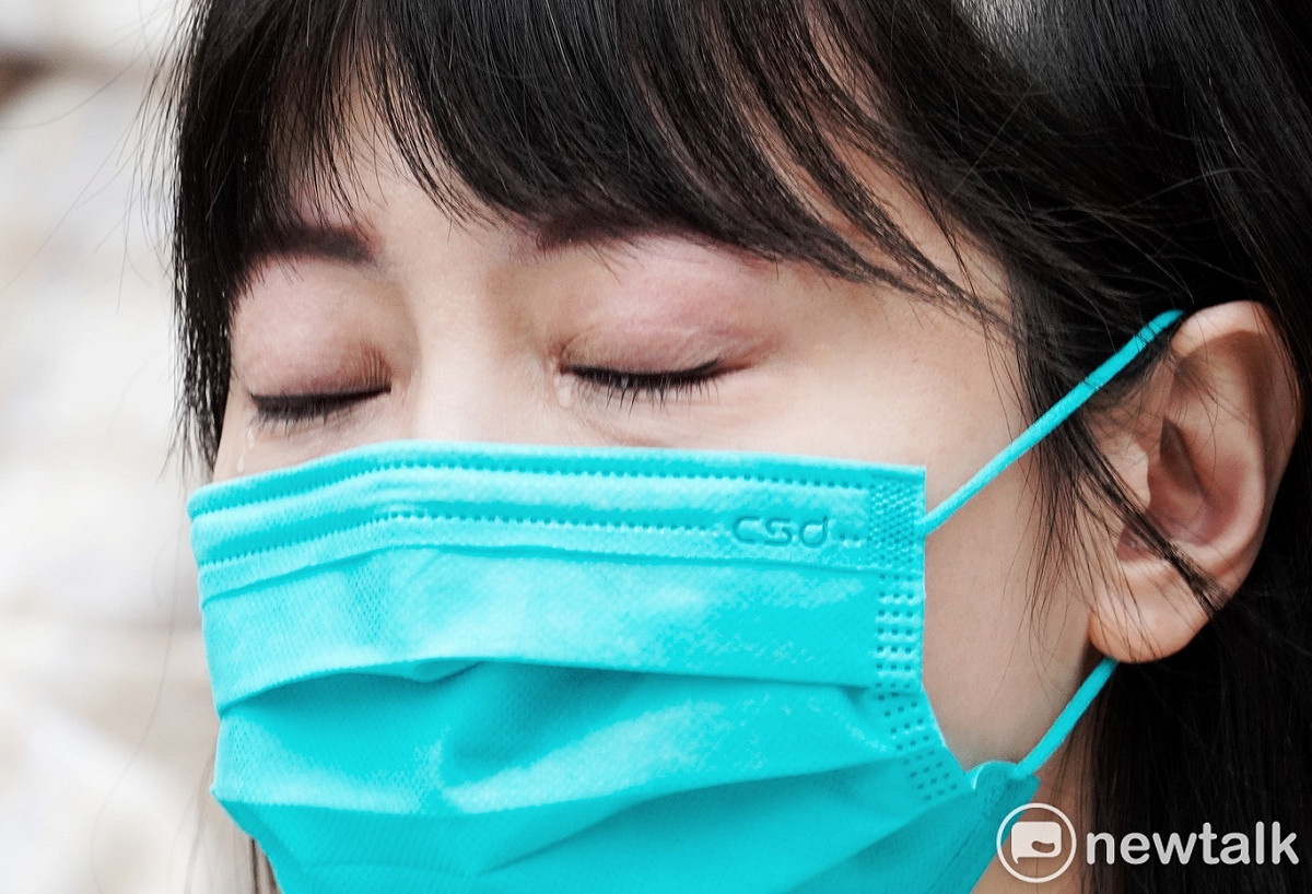 高嘉瑜在記者會中，提到受暴經過，幾度流下淚水。 圖：張良一/攝