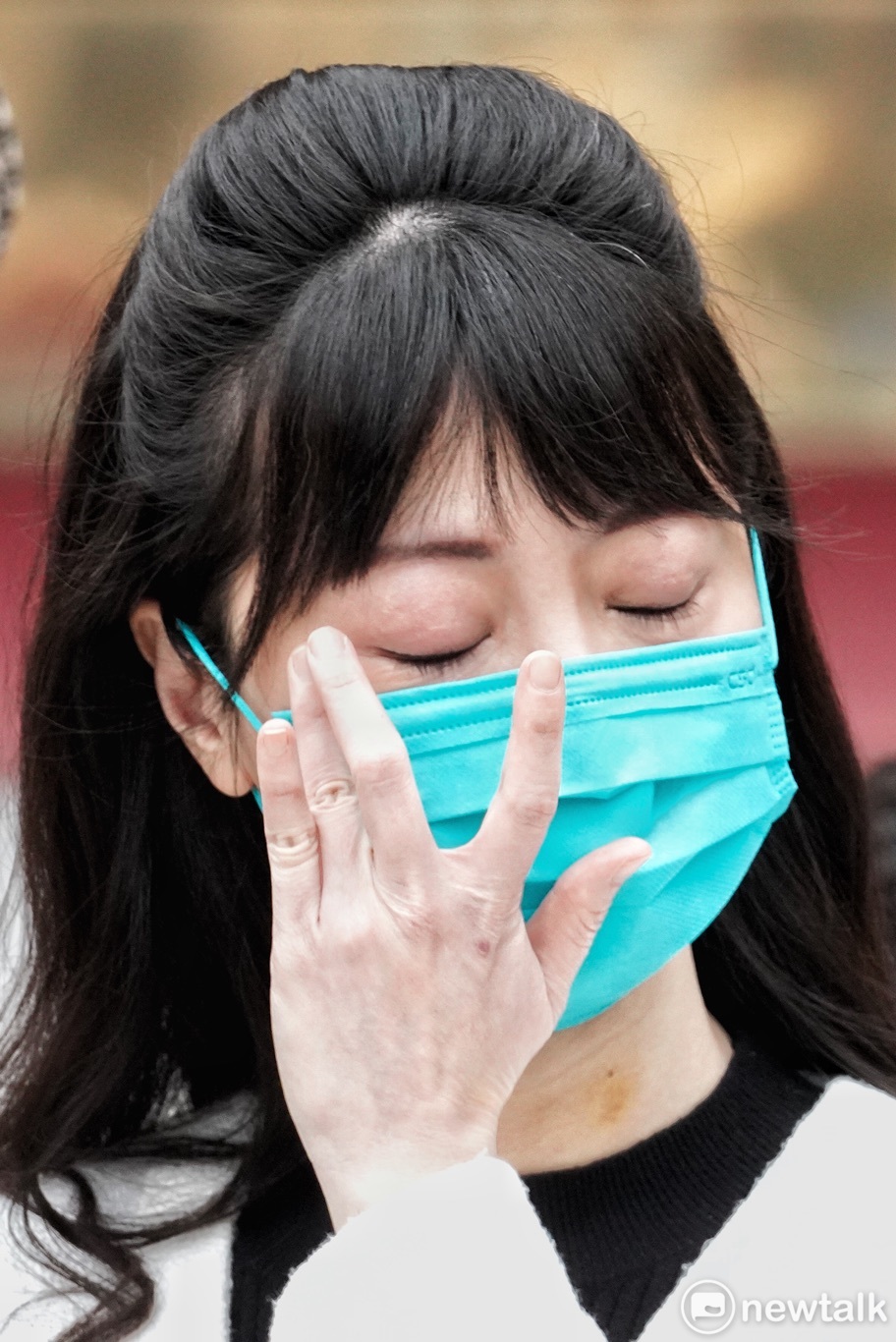 高嘉瑜在記者會中用手拭去臉上的淚水。 圖：張良一/攝