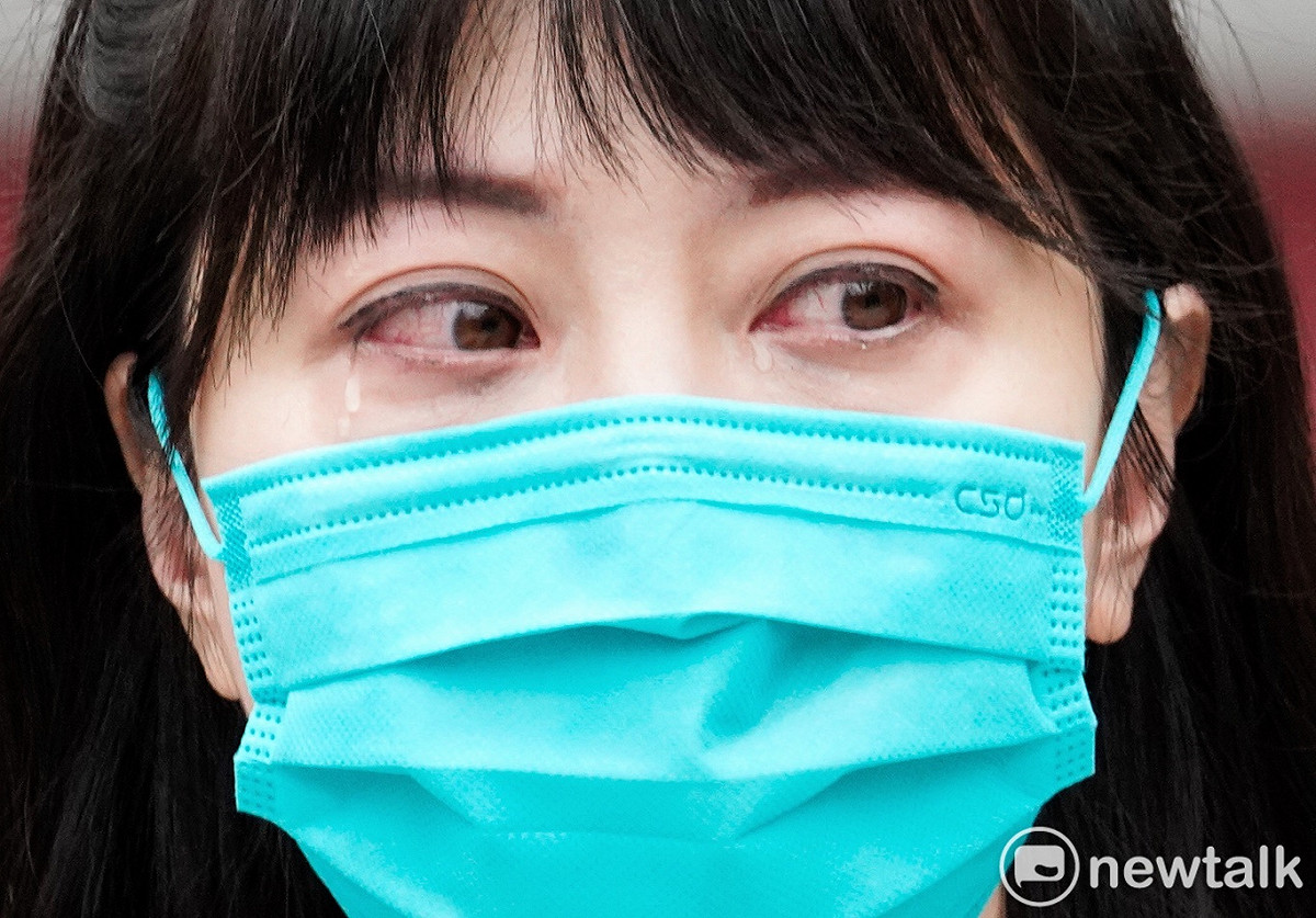 高嘉瑜今天在記者會中提到受暴經過，幾度流下淚水。 圖：張良一/攝