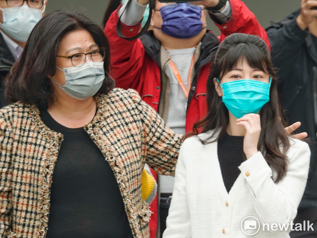 民進黨立委王美惠（左）在記者會前擁抱高嘉瑜，並向她加油打氣。 圖：張良一/攝