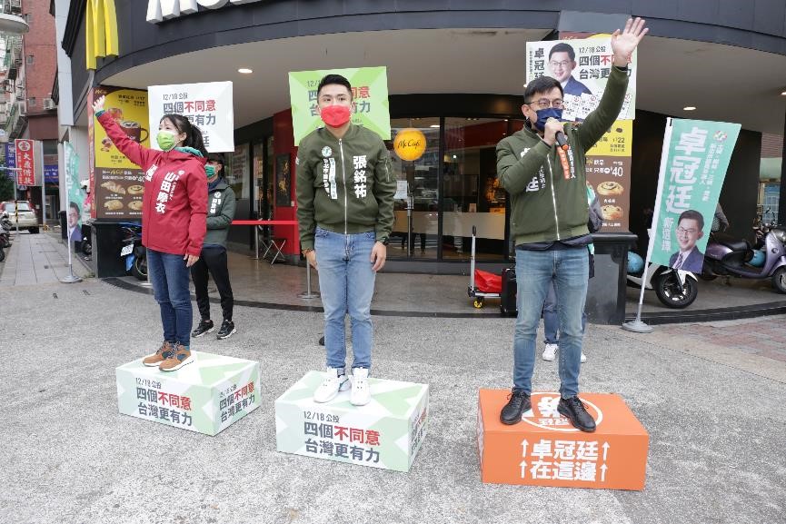 新北市議員參選人卓冠廷、張銘祐、山田摩衣，今( 1 )日早上七點於板橋、樹林交界與路過鄉親和市民朋友打招呼，進行公投宣講。 圖:卓冠廷辦公室提供