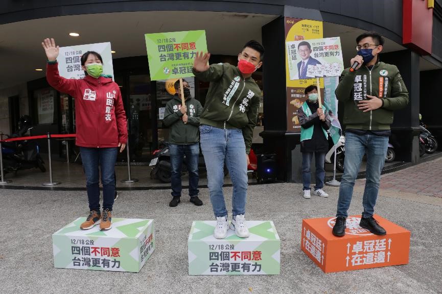 新北市議員參選人卓冠廷、張銘祐、山田摩衣，今( 1 )日早上七點於板橋、樹林交界與路過鄉親和市民朋友打招呼，進行公投宣講。 圖:卓冠廷辦公室提供