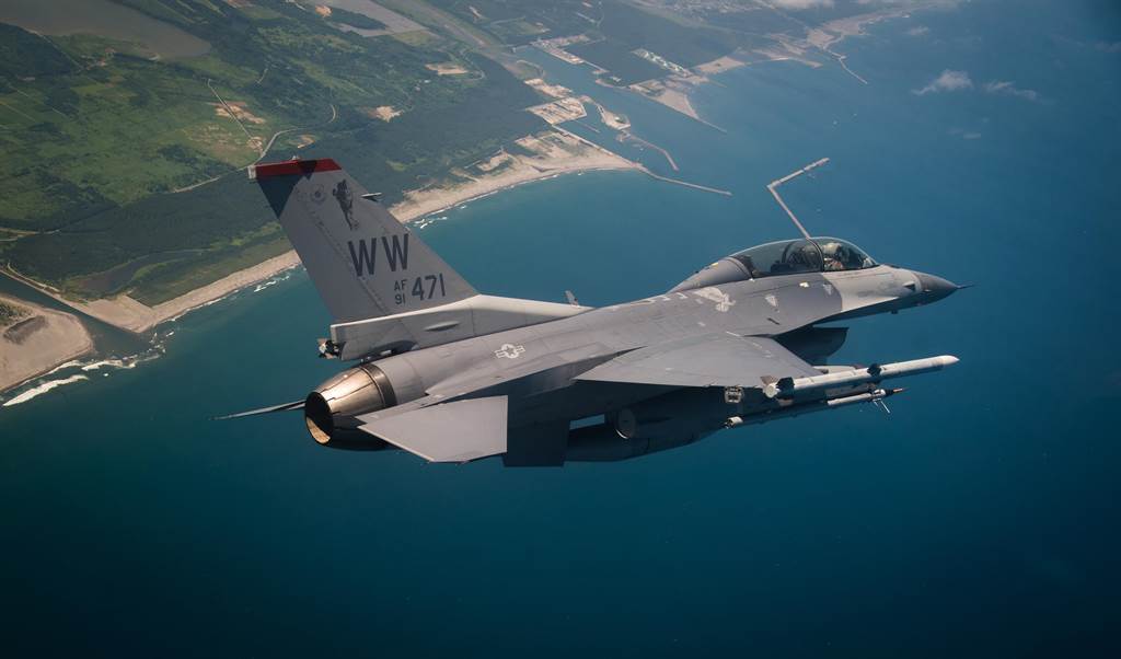 美國空軍F-16戰機在日本北部上空飛行的畫面。 圖：翻攝美國空軍官網(資料照片)