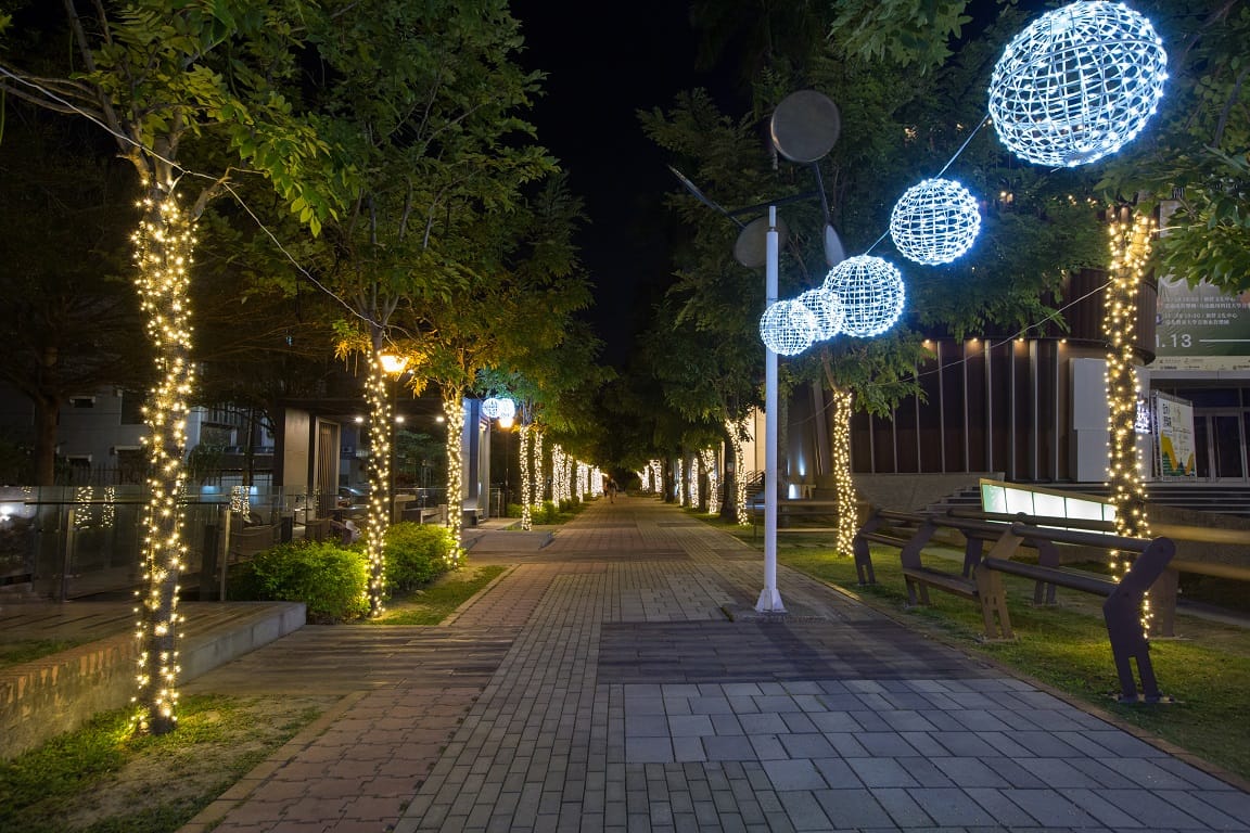 新營綠川廊帶雪花光廊。 圖：台南市政府／提供