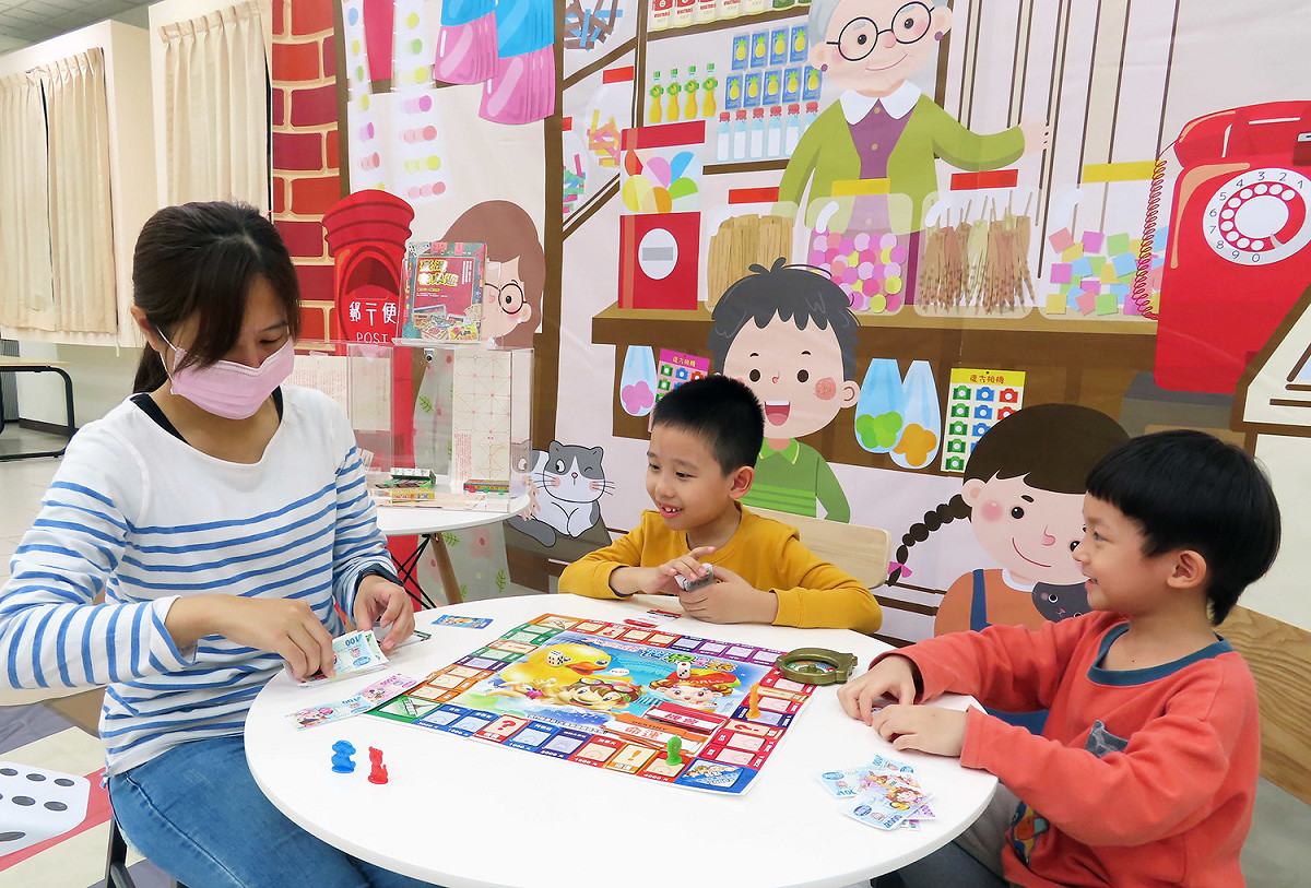 近來「桌遊」在台灣逐漸吹起一股熱潮，經典桌遊「大富翁」也曾是許多人的童年回憶。 圖：新北市立圖書館提供