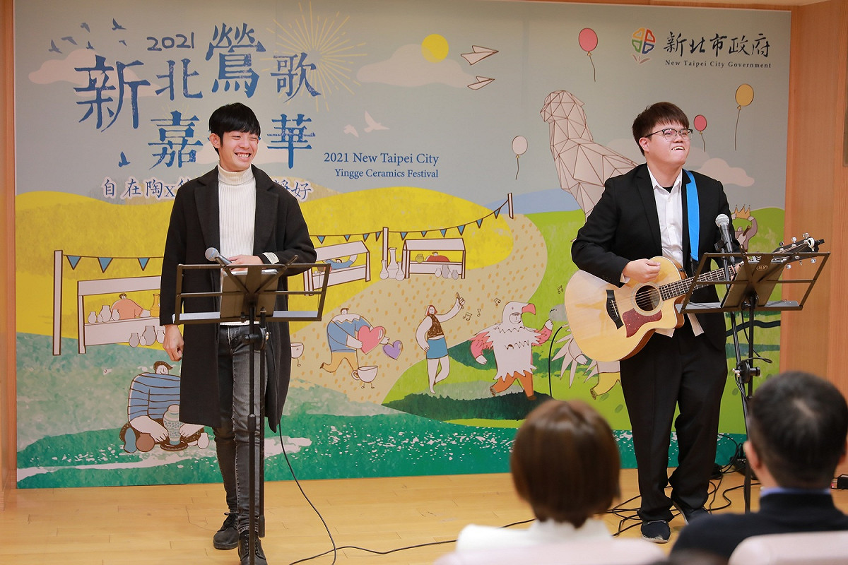 「街角風情」樂團表演，為今(1)日鶯歌嘉年華活動暖場。 圖：新北市經發局提供