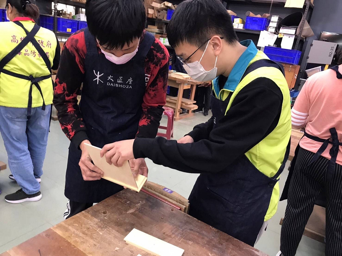 高市府毒防局辦理「職場技能體驗」系列課程。今（1）日在大匠座木工教室，讓學員DIY製作實用家具體驗木工技能。 圖：高市府毒防局／提供