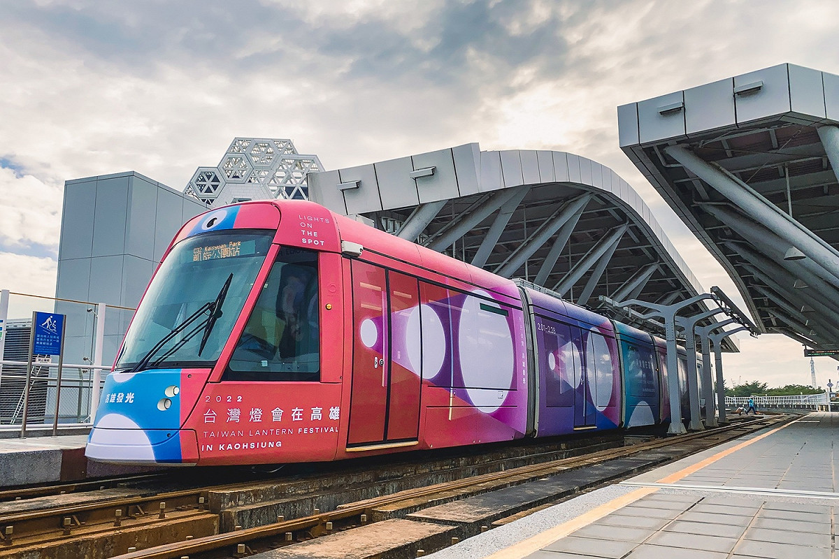台灣燈會彩繪版輕軌列車啟動。 圖：高雄市文化局提供