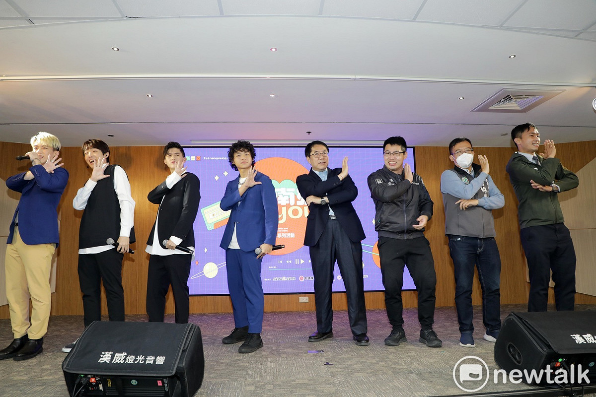 街舞唱跳男團B.T.O.D今日到南市府宣傳耶誕跨年活動，黃偉哲揪市議員呂維胤、沈震東、李宗翰現場組一支男團Battle尬舞。 圖：黃博郎／攝