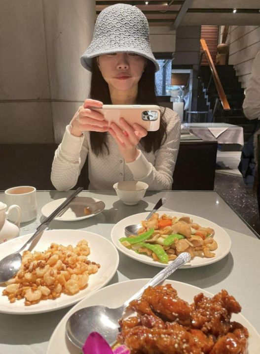 「沒品維尼」在PTT公布高嘉瑜在板橋豐華小館吃飯時所拍的照片。 圖：翻攝PTT