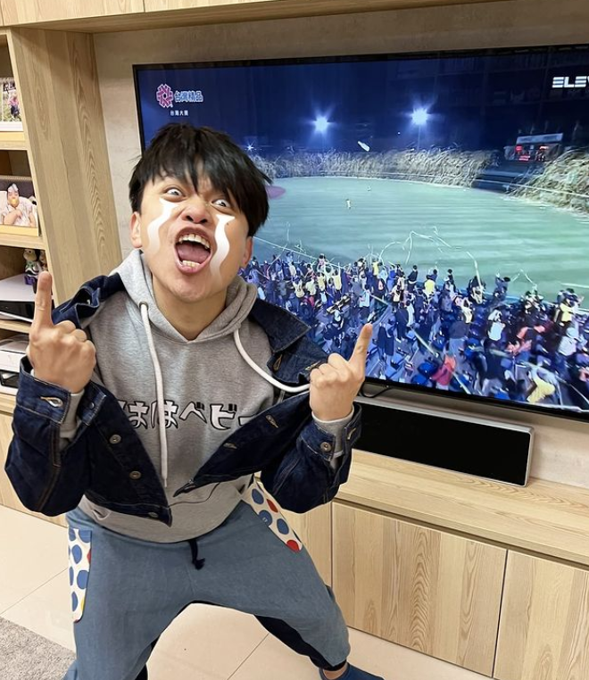 蔡阿嘎為資深象迷。 圖：翻攝自蔡阿嘎IG