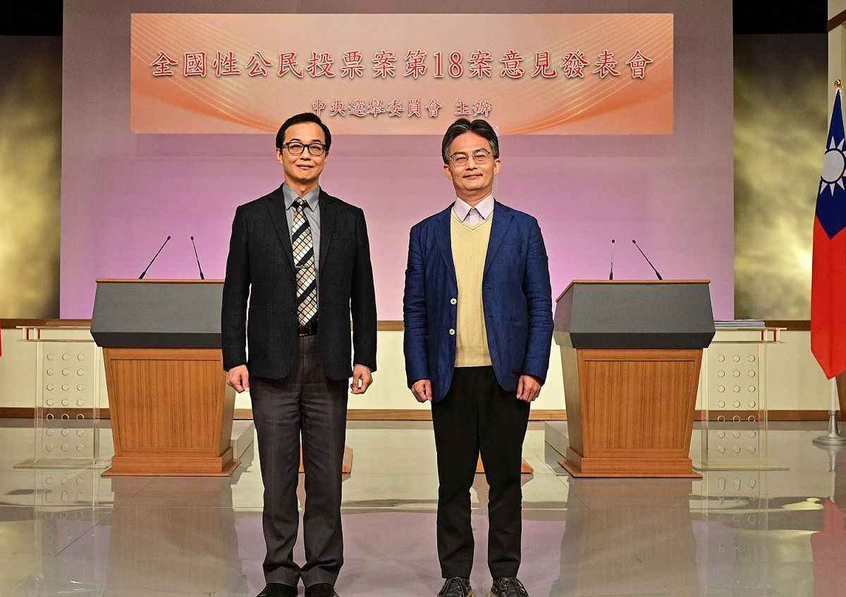 中央選舉委員會今(2)舉辦公投電視說明會，對反萊豬議題進行辯論，正方代表為蘇偉碩醫師(右)、反方代表為姜至剛教授(左)。 圖：中央選舉委員會／提供