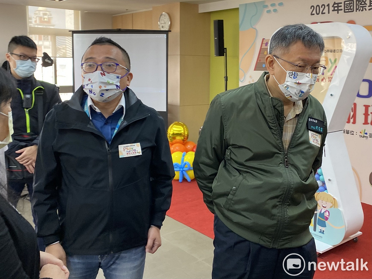 台北市長柯文哲（右）、社會局長周榆修（左）。 圖：周煊惠 / 攝