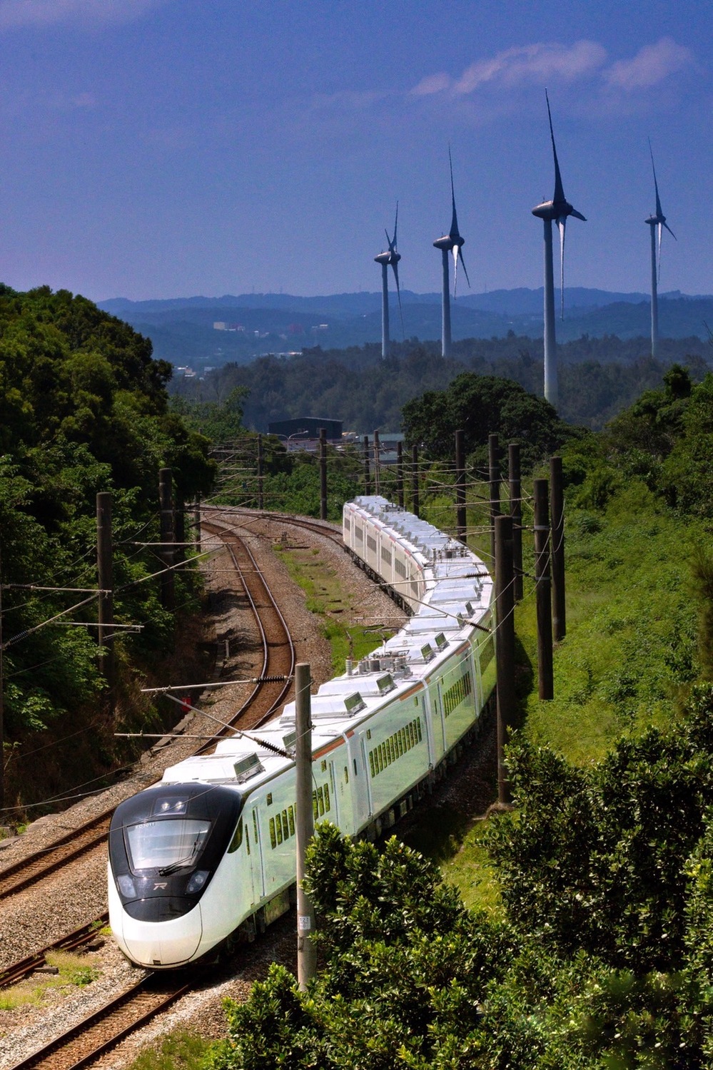 交通部台鐵局今日開放訂購元旦連假期間車票(圖為EMU3000型列車)。 圖：交通部台鐵局／提供
