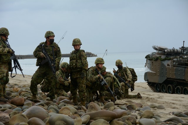 日本自衛隊於11月19日（星期五）到30日（星期二）展開2021年度自衛隊綜合演習中的主要訓練「兩棲作戰」。 圖：翻攝自日本防衛省統合幕僚監部官方推特