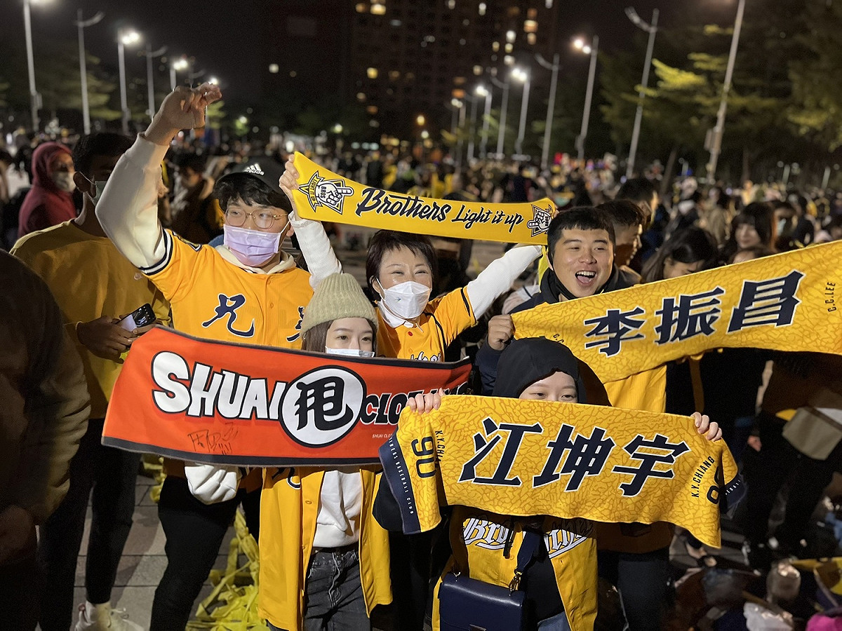 盧秀燕與象迷一起歡呼。 台中市政府/提供