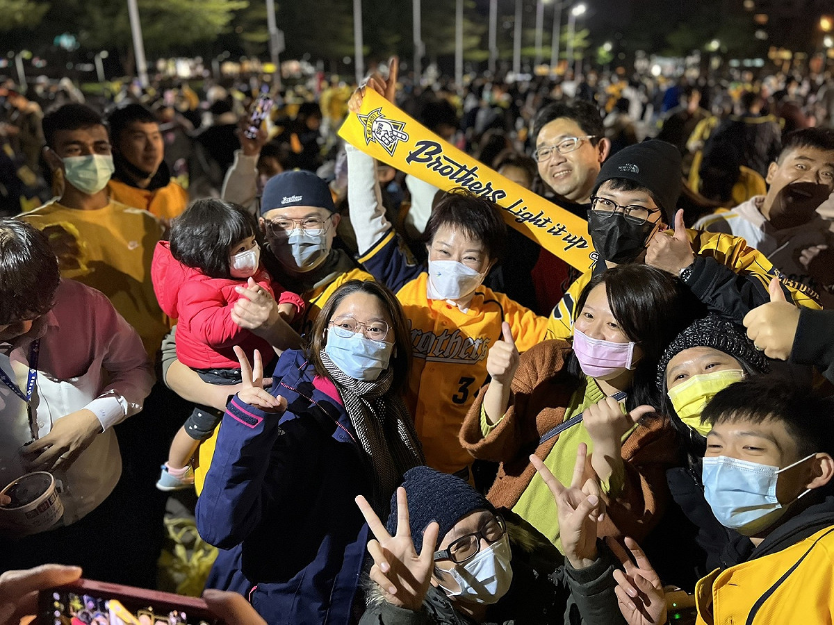 盧秀燕與象迷一起歡呼。 台中市政府/提供