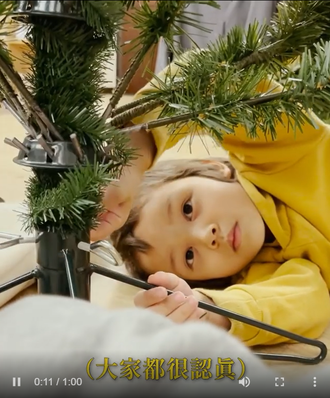 「Rice＆Shine」發布全家一起佈置聖誕樹。 圖：翻攝自Rice＆Shine IG