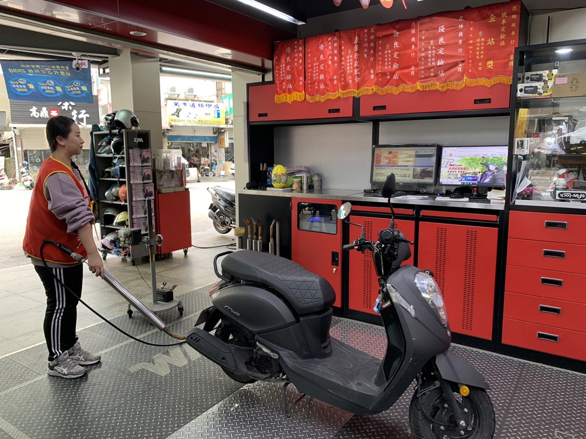 環保局提醒，尚未完成今年度機車排氣檢驗之車主，務必記得在年底前完成排氣定檢。