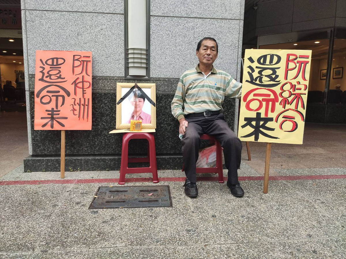 張增喜赴醫院外舉牌抗議長達半年。 圖：張增喜提供