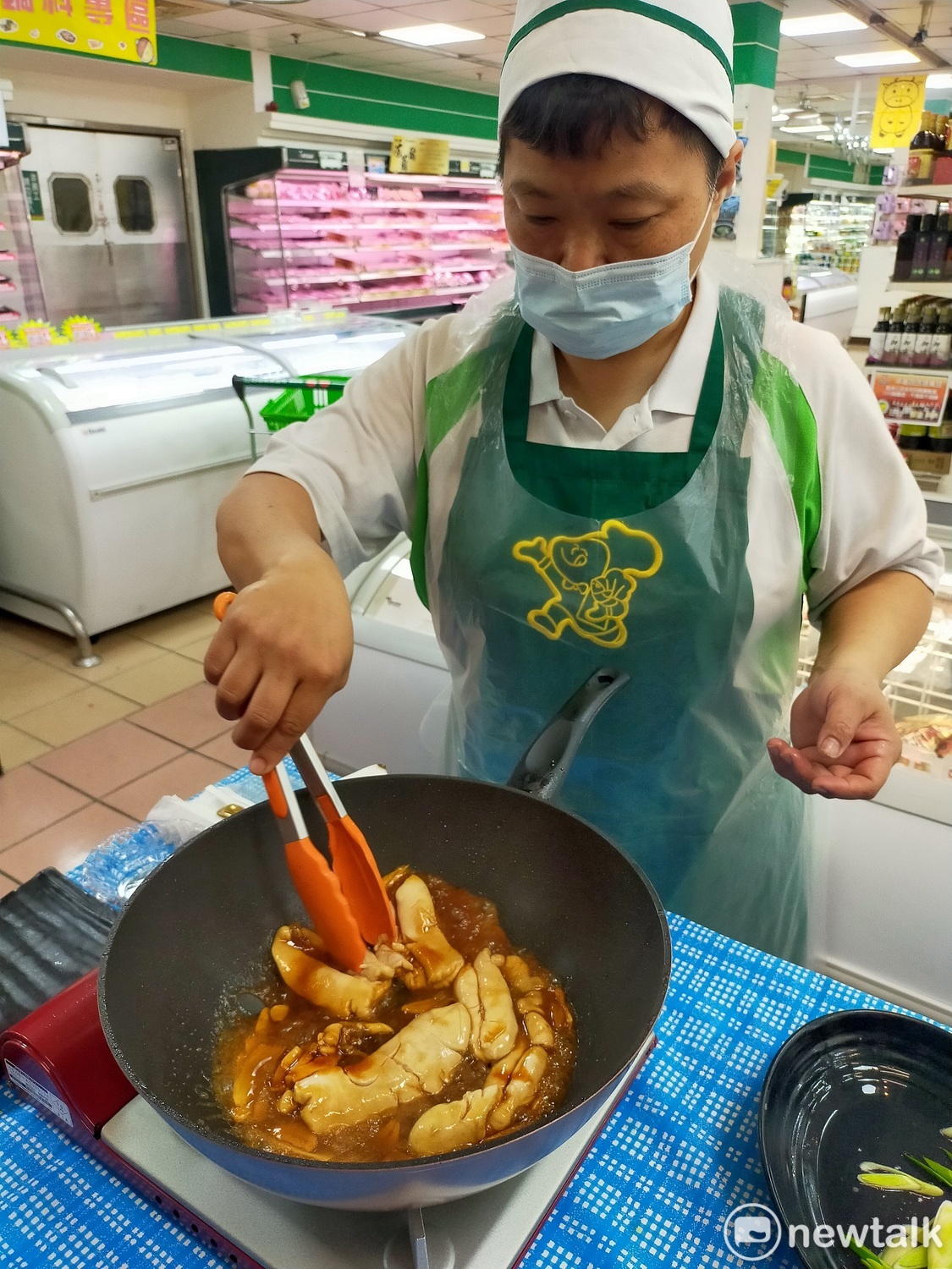 廚師現場料理紅燒烏魚膘。 唐復年/攝