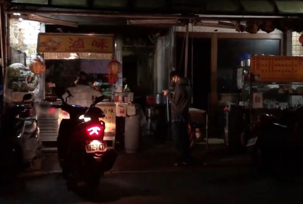 停電後瞬間就黑了一片，小吃店家都無法好好做生意。 圖：翻攝林口大家庭臉書