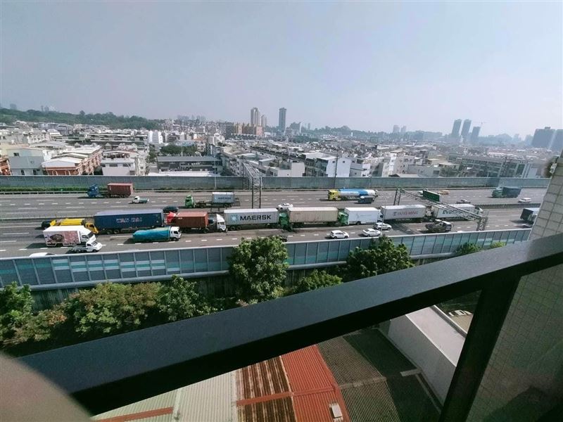7輛貨櫃車加上1輛垃圾車在國道一號撞成貪食蛇。 圖:翻攝自記者爆料網