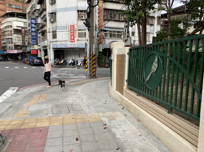 拓寬後的人行道，可以給漳和國中及南山中學逾4000名師生一個友善的通學環境，讓學生行走安心，家長也可以放心。 圖：金瑞龍辦公室提供