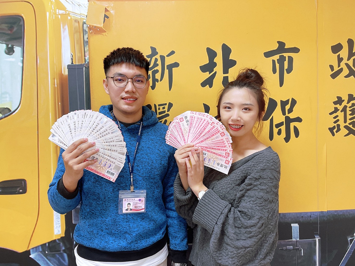 今(110)年度專用垃圾袋抵價券發放金額為每人新台幣169元，請符合領取資格的市民朋友可持通知單至公告地點領取。