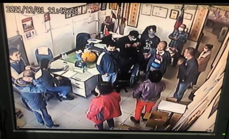 顏寬恒在臉書公開大批警力進入支持者辦公室的畫面。 圖：翻攝自顏寬恒臉書