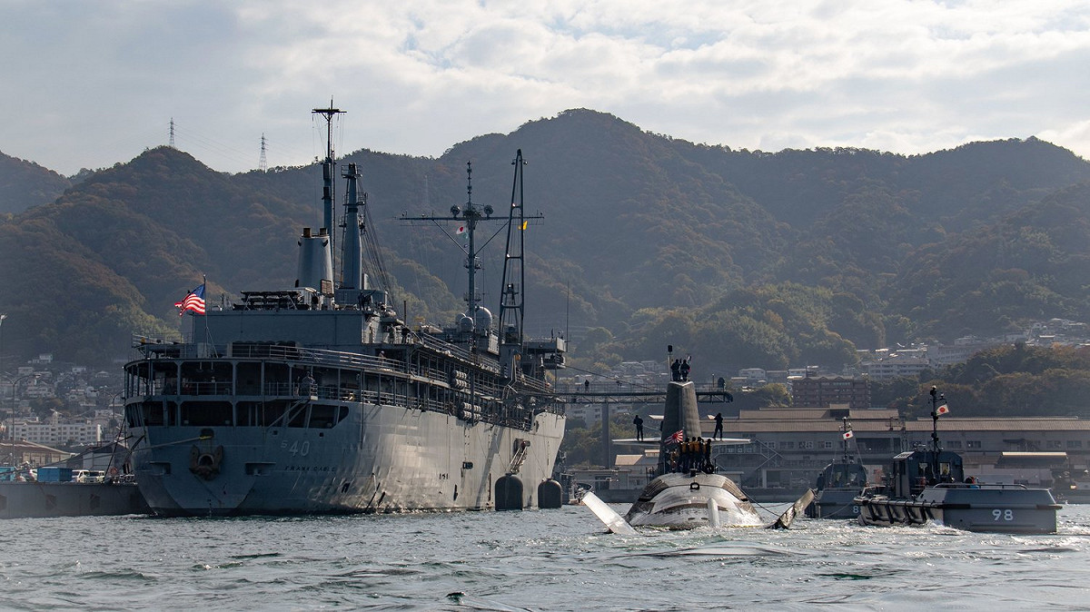 美軍「蘭德級」潛艦支援艦「弗蘭克凱布爾號(AS-40)」與日本「蒼龍級」潛艦「赤龍號(SS-508)」進行支援服務、互操作性演習。 圖：翻攝 U.S. Pacific Fleet推特