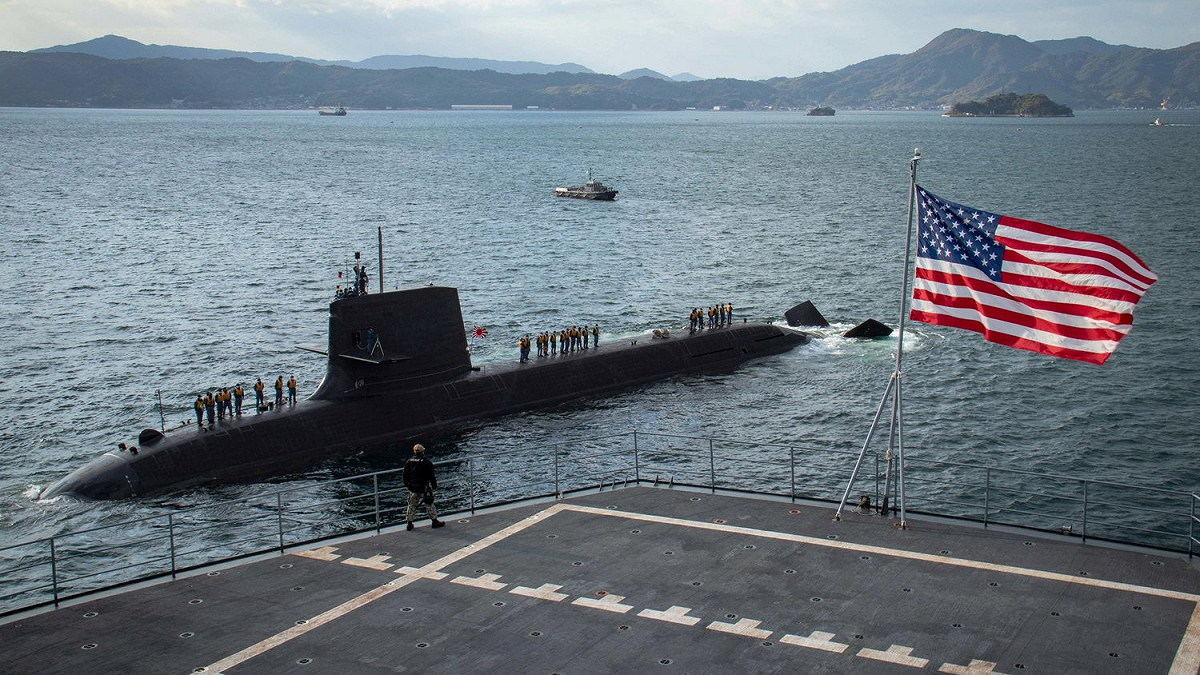 從美軍「蘭德級」潛艦支援艦「弗蘭克凱布爾號(AS-40)」視角看日本「蒼龍級」潛艦「赤龍號(SS-508)」。 圖：翻攝 U.S. Pacific Fleet推特