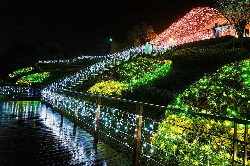在貓纜貓空站外景觀台上，草坡上的螢光，如同這座山城的夜景。 圖：取自台北旅遊網