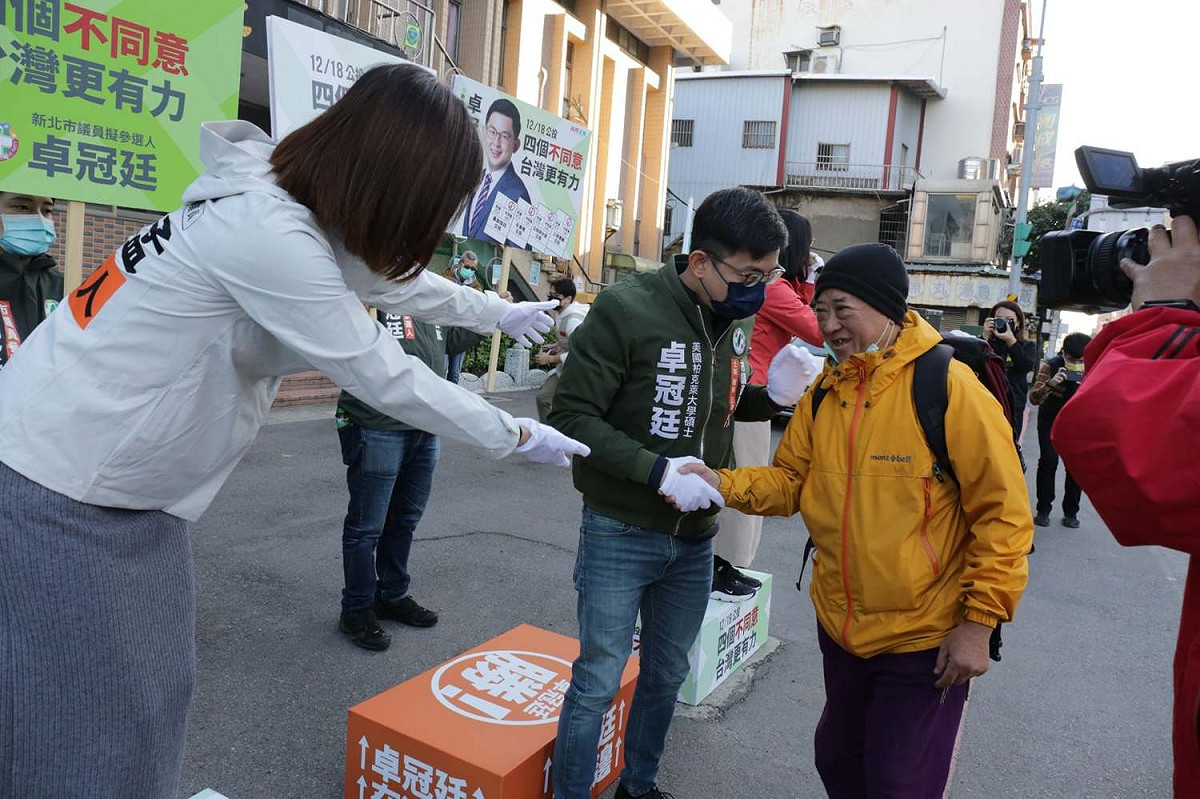 卓冠廷更特別感謝要去登山路過和我們逐一握手的阿伯。 圖：翻攝卓冠廷臉書