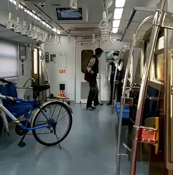 1名乘客搭乘區間車時，不但辱罵列車長，還揮拳恐嚇對方。 圖：翻攝自臉書「靠北台鐵」
