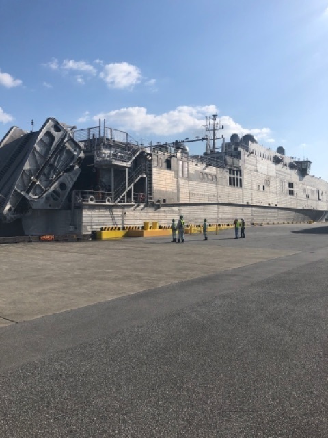 「先鋒級」遠征快速運輸船艦尾設有可回收的滾裝(RORO)坡道，伸展時與右舷成45度夾角，和碼頭車道連接，可承受100噸重量，足以讓M1A2等級的主力戰車進出。 圖：翻攝 7th Fleet推特