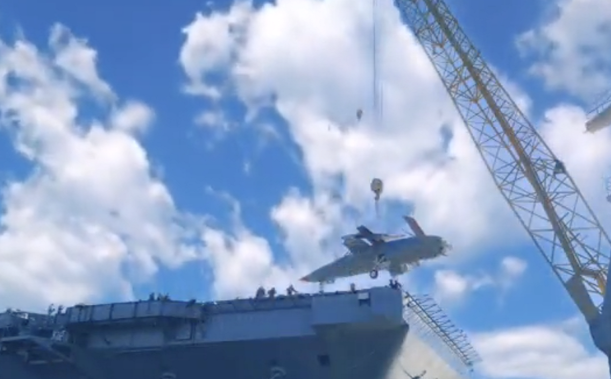 MQ-25A「黃貂魚」艦載無人加油機被吊掛上「尼米茲級」核動力航空母艦「喬治·布希號(CVN-77)」進行測試。 圖：翻攝美國海軍官網