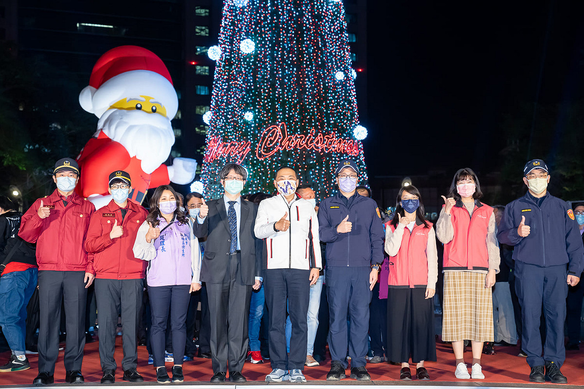 新北市府團隊特地邀來警消醫護共襄盛舉。 圖：新北市觀旅局提供