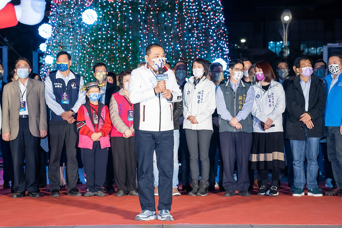 新北市長侯友宜主持新北歡樂耶誕城開城點燈儀式。 圖：新北市觀旅局提供