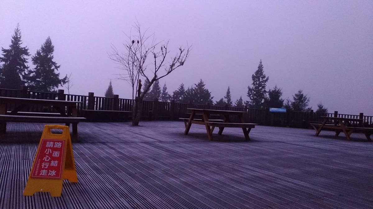 氣溫急凍！今天太平山莊地面結霜。 圖／太平山莊提供