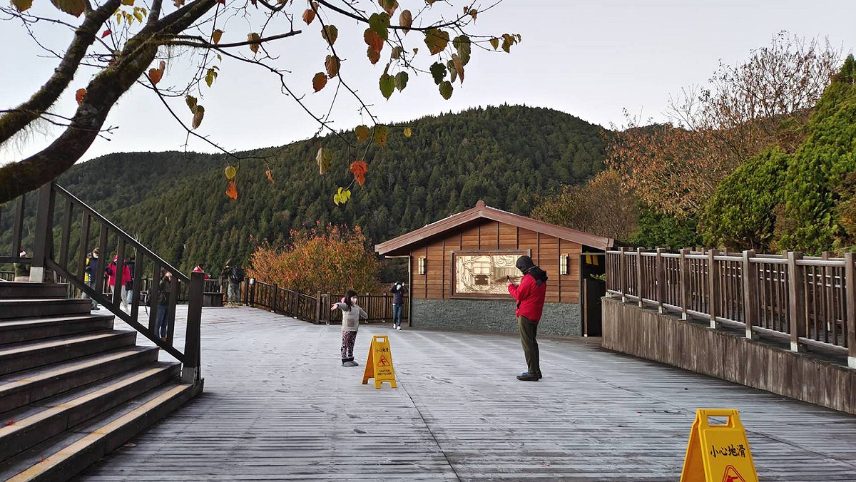 氣溫急凍！今天太平山莊地面結霜。 圖／太平山莊提供