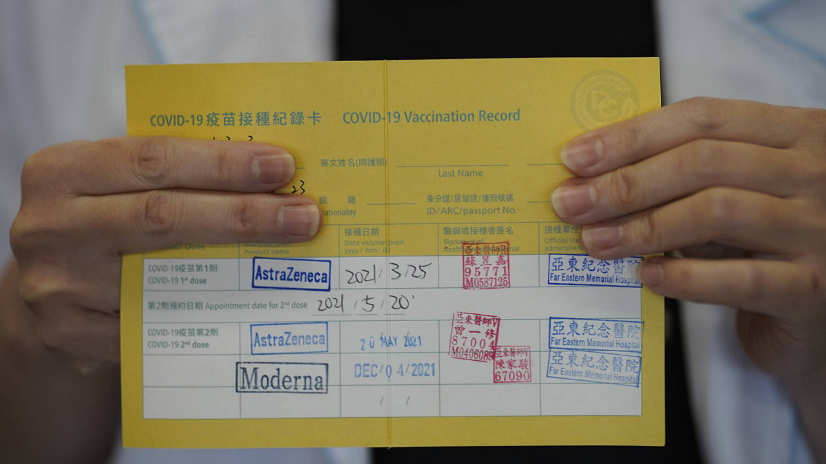 台北市一對夫妻向各家醫院謊稱疫苗黃卡遺失，各自接種了4劑疫苗。圖為疫苗接種黃卡示意圖。 圖：亞東醫院／提供（資料照）