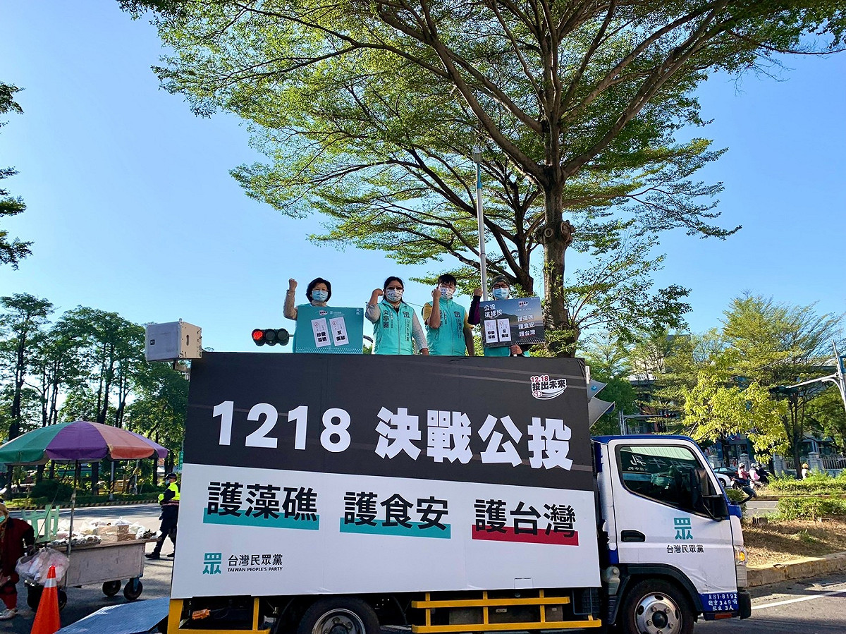 民眾黨民主戰車4日上午開到南門圓環東市場入口處宣講公投。 圖：民眾黨嘉義市黨部/提供