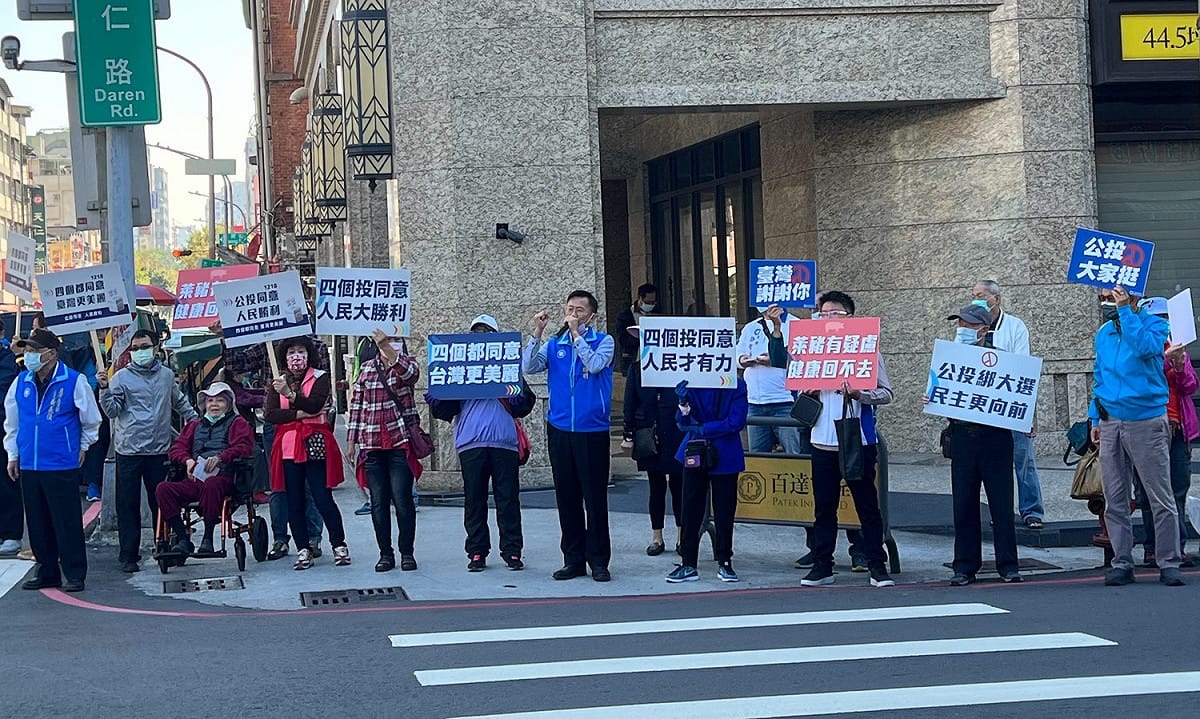 國民黨高雄市黨部主委許福明(中)親上街頭宣講。 圖 : 國民黨高雄市黨部 / 提供